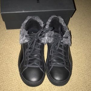 Puma black sneakers with faux fur Size 7.5